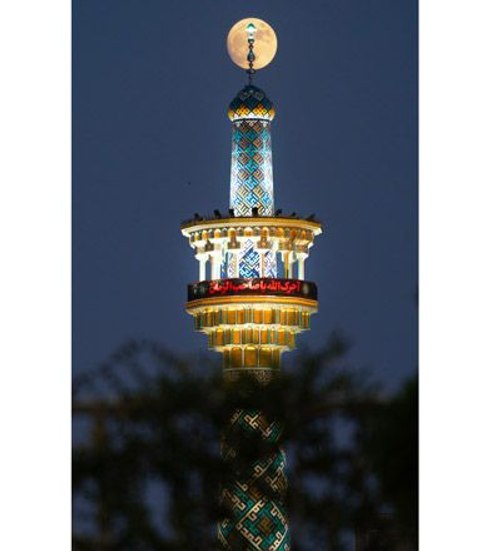 گلدسته حرم زیر نور ماه