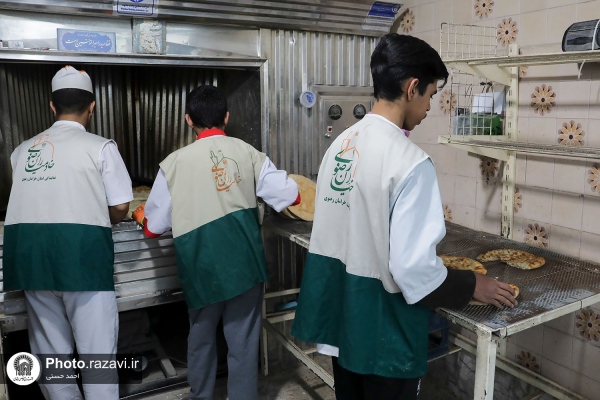 توزیع نان صلواتی در حاشیه شهر در نیمه شعبان