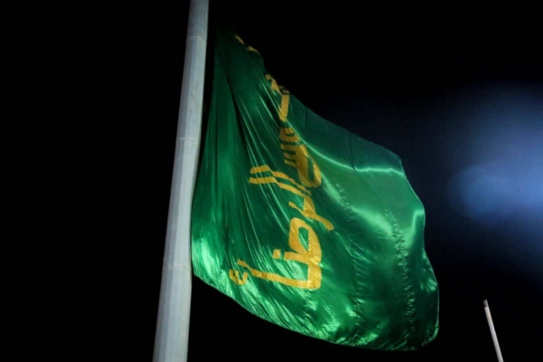 اهتزار پرچم سبز رنگ حرم مطهر امام رضا (ع) در سواحل نیلگون خلیج فارس همزمان با دهه کرامت 