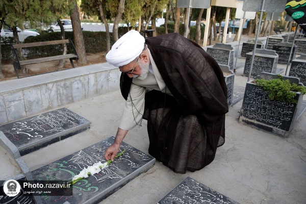 ادای احترام تولیت آستان قدس رضوی به مقام شامخ شهدای مدافع حرم