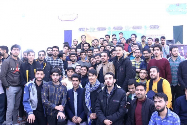 دانشجو جامعه را برای خدا بیدار کند