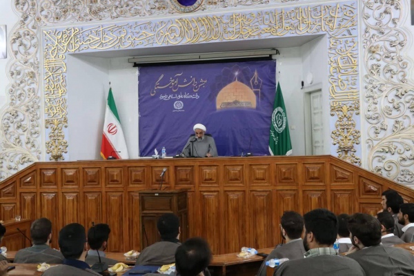 دانش‌آموختگان دانشگاه رضوی باید در مسیر علم و تقوا پیشرو باشند