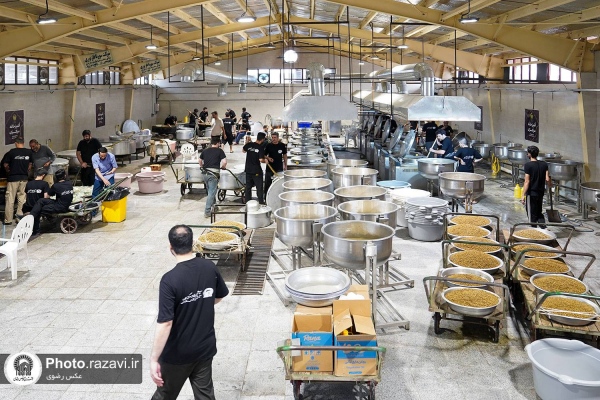 بازدید دبیر ستاد اربعین بنیاد کرامت رضوی از خدمت رسانی در آشپزخانه آستان قدس در مرز مهران
