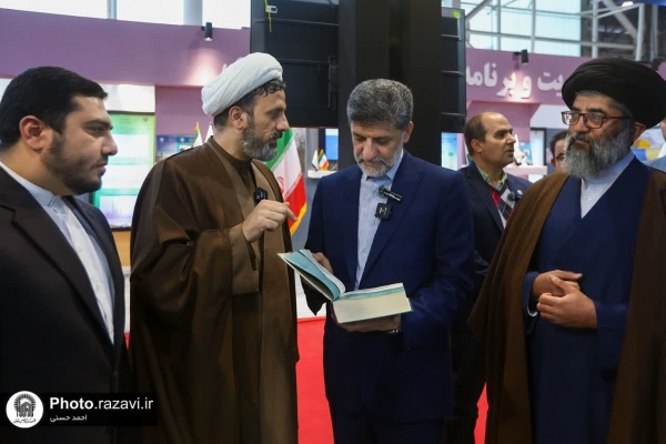 بازدید قائم مقام تولیت آستان قدس رضوی از غرفه دانشگاه رضوی